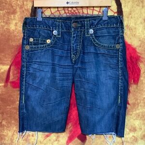 TRUE RELIGION World Tour-men’s dark wash cotton denim distress look jean shorts